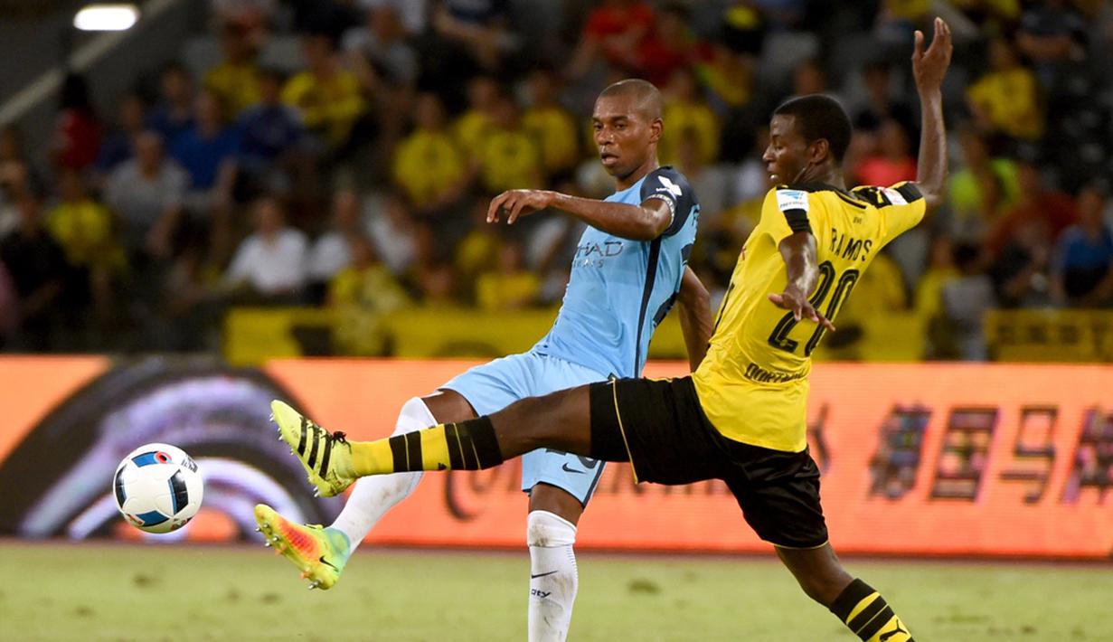 Pemain Manchester City, Fernando Luiz Roza, berebut bola dengan pemain Borussia Dortmund, Adrian Ramos, pada laga International Champions Cup 2016 di Shenzhen, China, Kamis (28/7/2016) . (AFP/Wang Zhao)