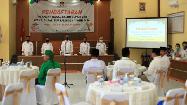 Tahap pendaftaran dalam Pilkada Purbalingga 2020. (Foto: Liputan6.com/Rudal Afgani)