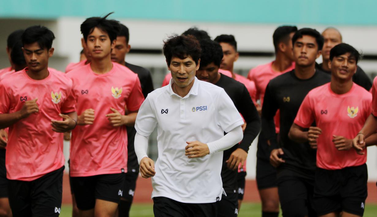 Pelatih Timnas Indonesia U-19, Gong Oh-kyun, saat sesi latihan di Stadion Wibawa Mukti, Cikarang, Senin (13/1/2020). Sebanyak 51 pemain mengikuti seleksi untuk memperkuat skuat utama Timnas Indonesia U-19. (Bola.com/M Iqbal Ichsan)