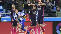 Pemain Barcelona tertunduk lesu usai Alex Bergantinos cetak gol untuk Deportivo La Coruna (MIGUEL RIOPA / AFP)