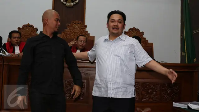 20151119-Adegan Romantis Ahmad Dhani vs Farhat Abbas di Persidangan-Jakarta