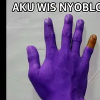 Sambil eksis di sosial media, deretan foto selfie saat nyoblos di Pilkada Serentak ini jadi bukti bahwa rakyat Indonesia ingin berubah. 
