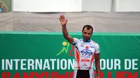 Mehdi Sohrabi dari Tabriz Petrochemical Team mengangkat tangan sesaat sebelum penyerahan piala pemenang etape keempat Internasional Tour De Banyuwangi Ijen,  (19/10/2014).  (Liputan6.com/Helmi Fithriansyah) 