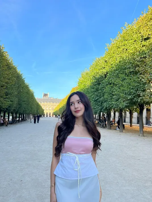 Cut Beby Tsabina baru-baru ini sedang berada di Paris yang dikenal sebagai kota romantis. [Instagram.com/bebytsabina]