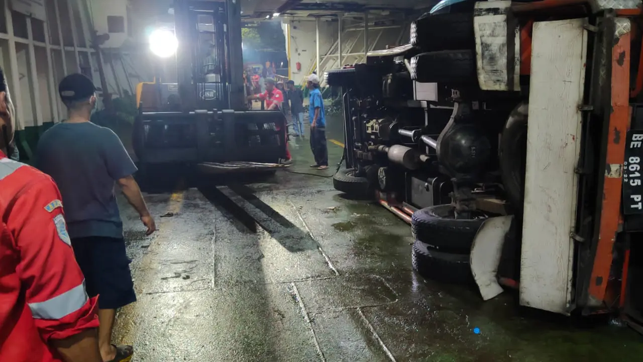 Truk Terguling Di Dalam Kapal. (Minggu, 28/11/2021). (Dkumentasi Polisi).