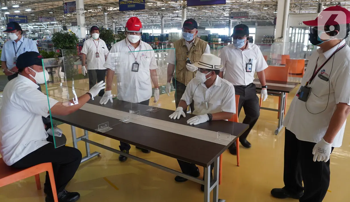 Kunjungan dalam rangka pelaksanaan Izin Operasional dan Mobilitas Kegiatan Industri (IOMKI) untuk industri otomotif. Pada masa pandemi TMMIN menjalankan produksi sesuai ijin yang diperoleh dengan menjalankan protokol kesehatan ketat sesuai peraturan pemerintah. (Liputan6.com/HO/Job)