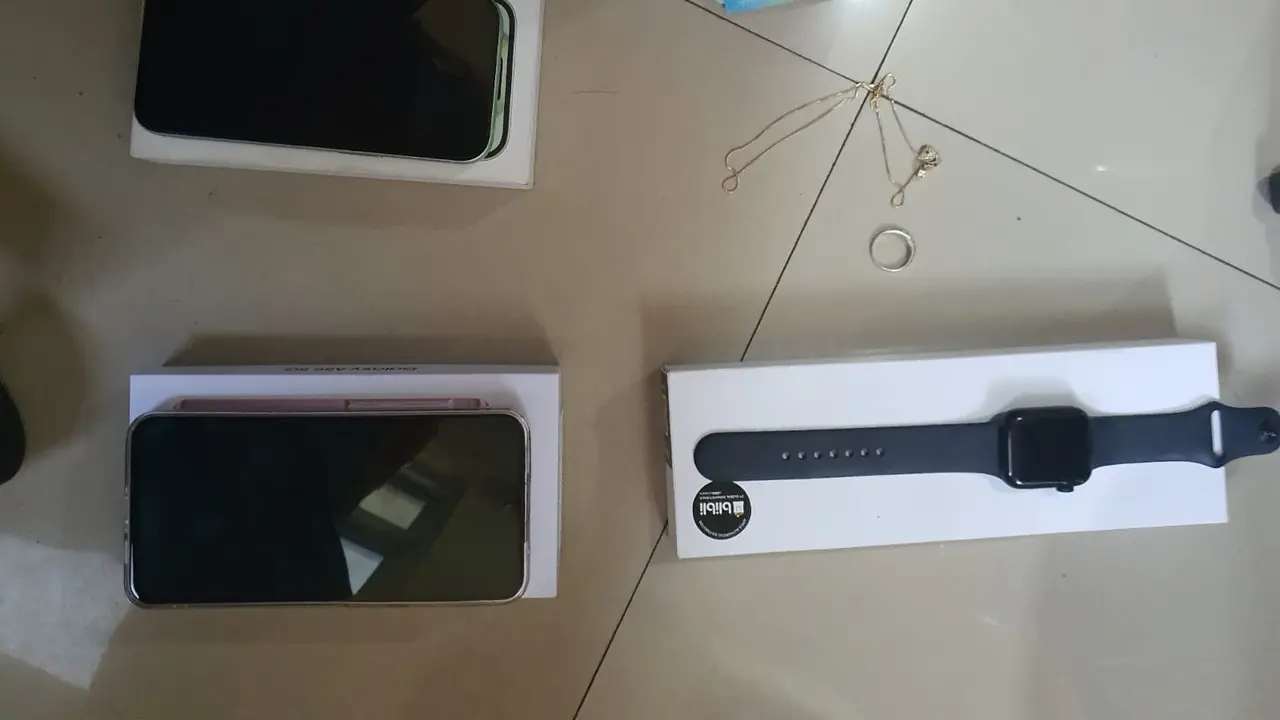 Barang bukti penangkapan pasangan suami-istri (pasutri) atas kasus penipuan dan penggelapan uang puluhan juta milik seorang Pegawai Negeri Sipil (PNS).