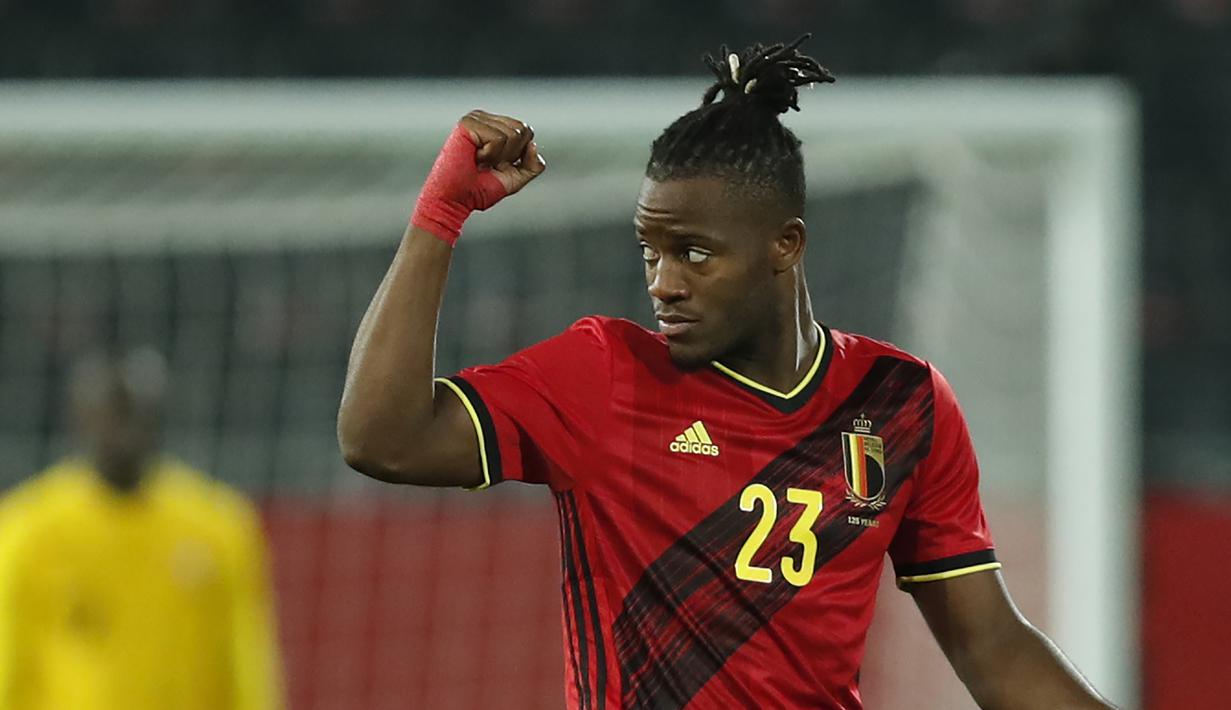 Pemain Belgia, Michy Batshuayi, merayakan gol pertamanya ke gawang Swiss dalam pertandingan uji coba Internasional di Stadion King Power, Belgia, Kamis (12/11/2020) dini hari WIB. Belgia mengalahkan Swiss 2-1. (AP Photo/Francisco Seco).