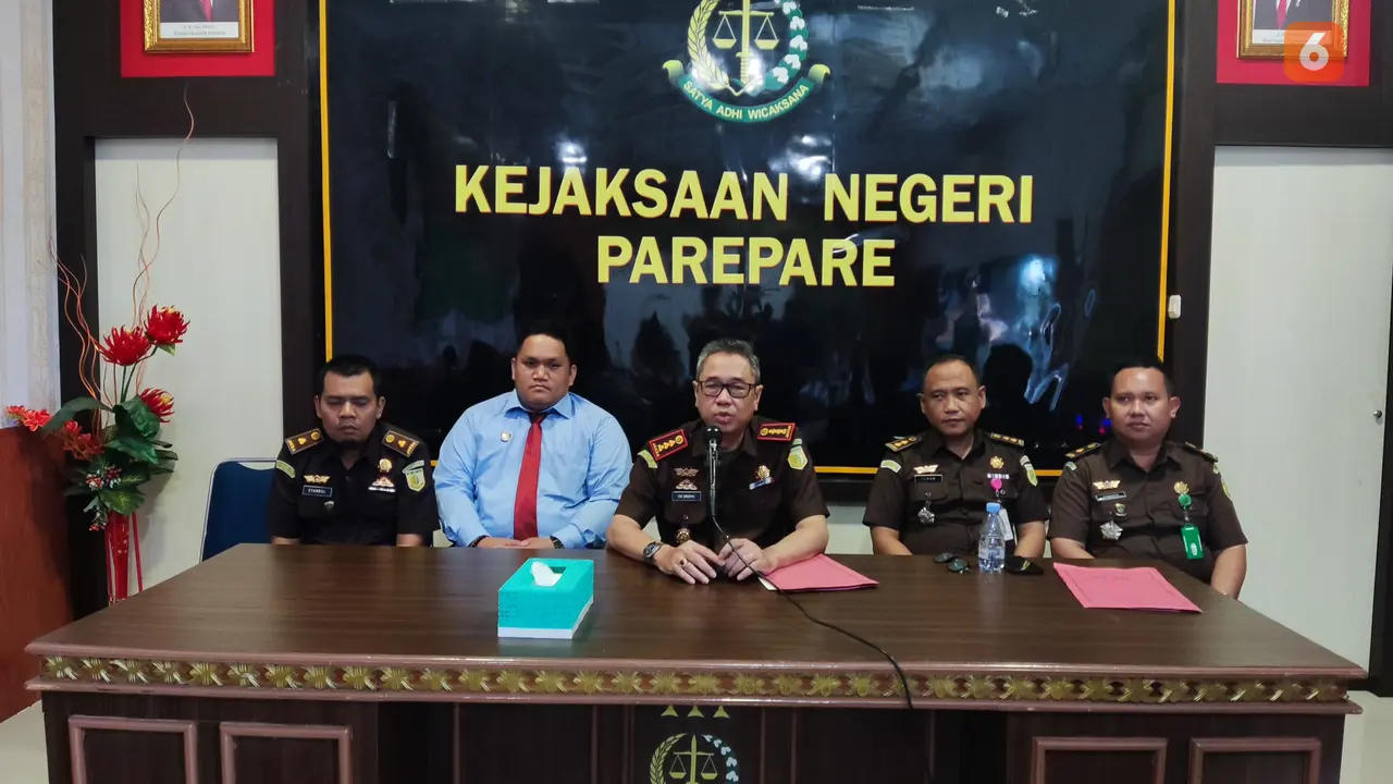 Kejari Parepare tetapkan eks Pimpinan Cabang Perum Bulog Parepare, Sulsel sebagai tersangka dugaan korupsi pengadaan dan pendistribusian beras di wilayah Kota Parepare tahun 2022 (Liputan6.com/Eka Hakim)