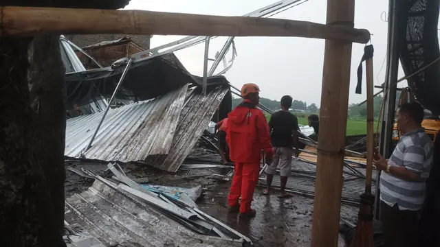 Sejumlah rumah warga rusak akibat diterjang angin kencang dan hujan lebat di Jember (Istimewa)