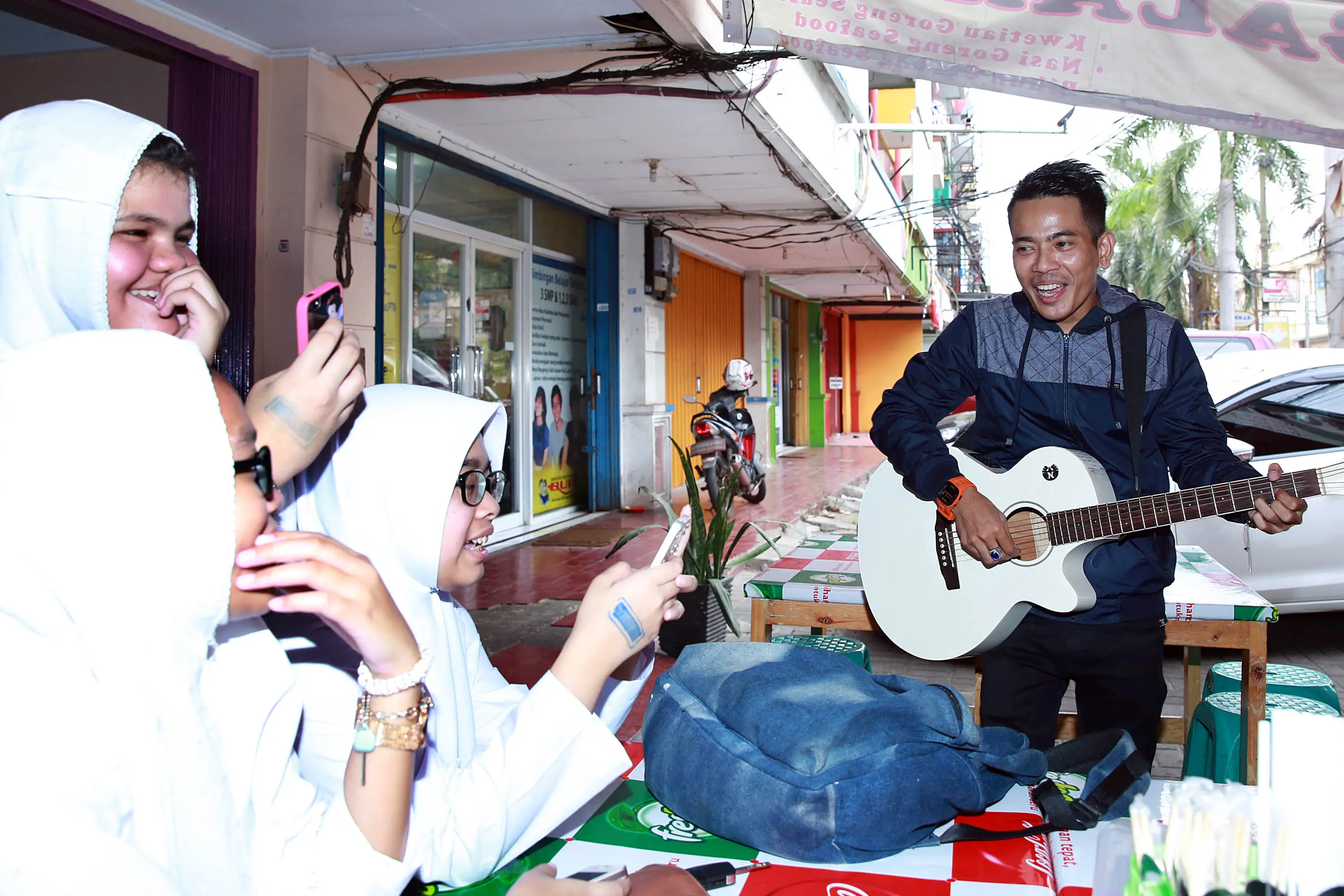 "Mengamen itu mulia daripada korupsi. Dulu gue juga mengamen dari Blok M sampai Senen. Jadikan ngamen itu sebagai proses. Gue bangga ada pengamen yang masuk Idol dan juara," ujar Sang Alang kepada Aris, Jumat (15/1/2016). (Deki Prayoga/Bintang.com)