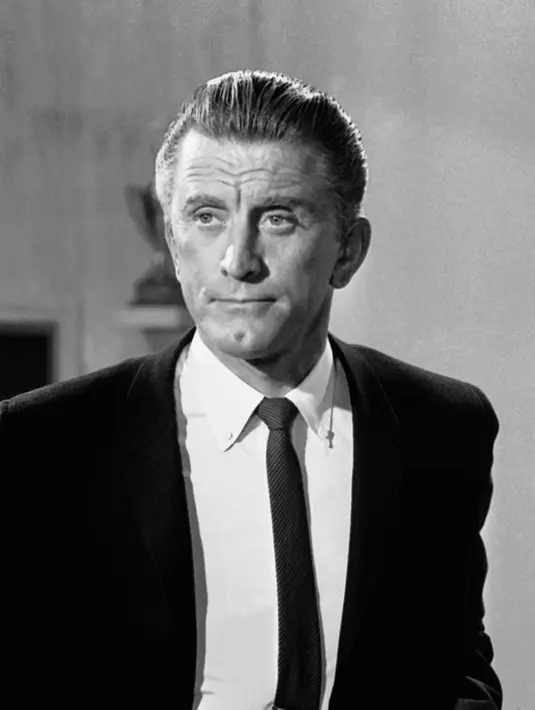 Aktor Hollywood Kirk Douglas di New York, Amerika Serikat, 9 Agustus 1962. Kirk Douglas tiga kali dinominasikan dalam Piala Oscar untuk film Champion (1949), The Bad and the Beautiful (1952) serta Lust for Life (1956). (AP Photo/DAB, File)