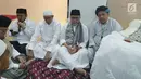 Ketua MPR Zulkifli Hasan bersama Menag Lukman Hakim dan Wakil Ketua DPR Fahri Hamzah berdoa saat menghadiri persemayaman almarhum KH Maimun Zubair atau Mbah Moen di Daker Mekkah, Aziziah (6/8/2019). Mbah Moen meninggal dunia di Makkah al Makaromah pukul 04.30 waktu setempat. (Liputan6.com/HO/Andri)