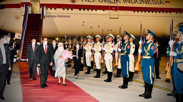 Presiden Joko Widodo atau Jokowi dan Ibu Negara Iriana tiba di Beijing, Republik Rakyat Tiongkok (RRT), Senin 25 Juli 2022 malam, setelah menempuh perjalanan udara sekitar 6 jam 40 menit (Biro Pers Sekretariat Presiden)