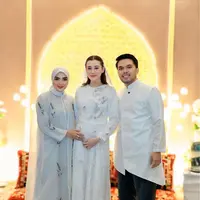 Lihat di sini tampilan Aaliyah Massaid di tasyakuran 4 bulan kehamilan. [@ashanty_ash].