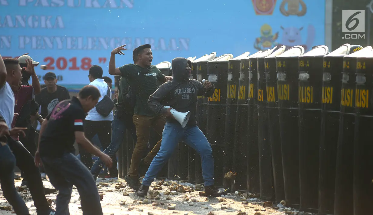 Petugas kepolisian menghadapi perusuh dalam apel pengamanan Asian Games 2018 di Lapangan Ditlantas Polda Metro Jaya, Jakarta, Selasa (31/7). (Merdeka.com/Imam Buhori)