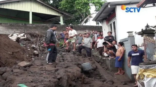 Hujan deras yang mengguyur kawasan Buleleng, Bali, mengakibatkan sebuah tembok ambruk. Tiga orang meninggal dunia dalam peristiwa tersebut.