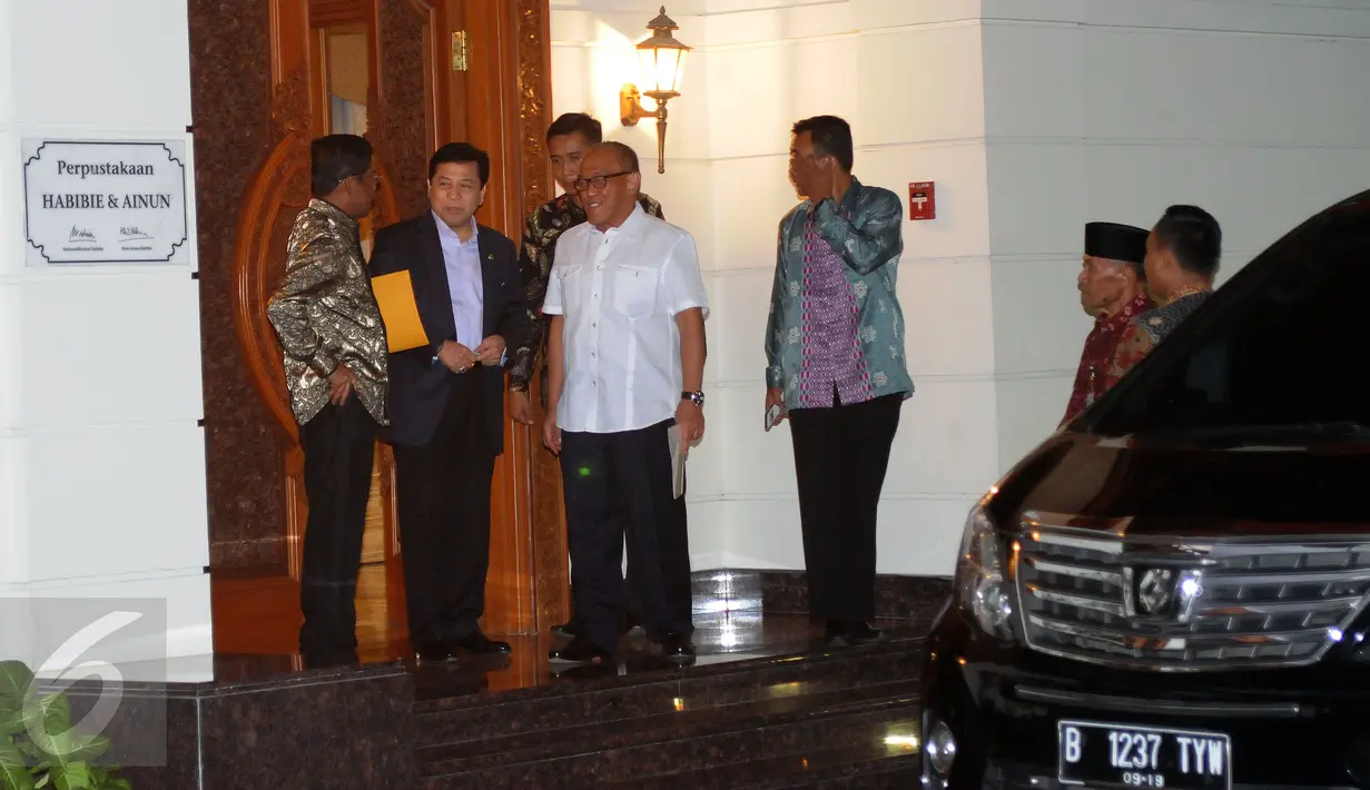 Ketua Umum Partai Golkar, Setya Novanto (kedua kiri) bersama Idrus Marham dan Aburizal Bakrie berbincang usai bertemu Presiden ke-3 RI, BJ Habibie di Jakarta, Selasa (14/6/2016). Pertemuan berlangsung secara tertutup. (Liputan6.com/Helmi Fithriansyah)