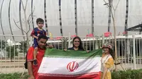 Suporter Timnas Iran U-17 optimistis tim kesayangannya bisa mengalahkan Brasil di laga perdana penyisihan grup C Piala Dunia U-17 2023 pada Sabtu (11/11/2023). (Liputan6.com/Melinda Indrasari)