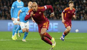 Penyerang AS Roma, Donyell Malen, berlari untuk melakukan selebrasi setelah menjebol gawang Napoli dalam laga giornata 25 Serie A Liga Italia 2025/2026, Senin (16/2/2026) dini hari WIB. (CARLO HERMANN / AFP)