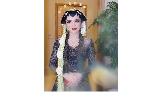 Makeup resepsi Raiyah menggunakan adat Jawa, ia terlihat makin memesona.