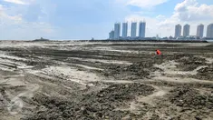Gundukan pasir menimbun sebagian teluk Jakarta di Muara Angke untuk dijadikan pulau , Jakarta, (17/4). Rencananya, Tempat yang menjadi lokasi sumber penghidupan para nelayan Muara Angke itu mulai disulap menjadi daratan. (Liputan6.com/Yoppy Renato)