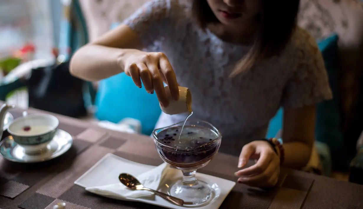 Seorang wanita mencampurkan sari pati sarang walet ke dalam minuman kota Myeik, Myanmar, Rabu (10/5). Selain menyehatkan, sarang walet dipercaya mampu mengatasi masalah pencernaan manusia.  (AFP Photo/ Ye Aung Thu) 