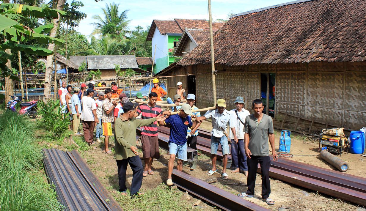 Para warga antusias bergotong royong mengerjakan pembangunan "Jembatan Asa SCTV" desa Jayasari, Kecamatan Cimarga, Kabupaten Lebak Banten, Minggu (3/5/2015). Program kemanusiaan tersebut dalam rangka memperingati ulang tahun SCTV yang ke-25. (Dok. SCTV)