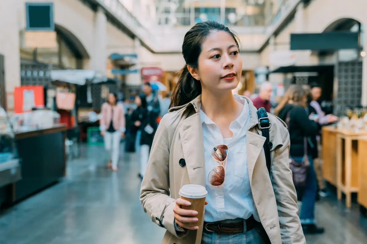 perempua dan jalan kaki bahagia
