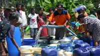 Warga Patimuan, Cilacap mengantre droping lantaran krisis air bersih pada 2015. (Foto: Liputan6.com/Ridlo)