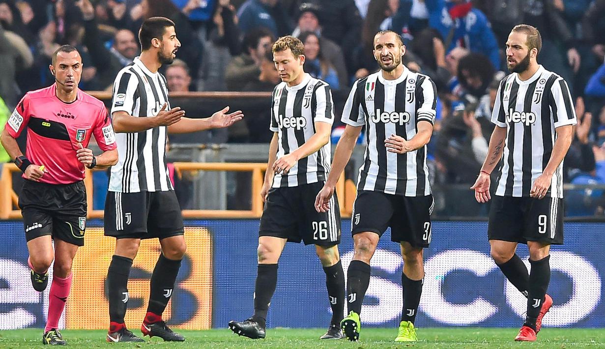 Para pemain Juventus tampak kecewa usai dikalahkan Sampdoria pada laga Serie A Italia di Stadion Luigi Ferraris, Genoa, Minggu (19/11/2017). Sampdoria menang 3-2 atas Juventus. (AFP/Marco Bertorello)