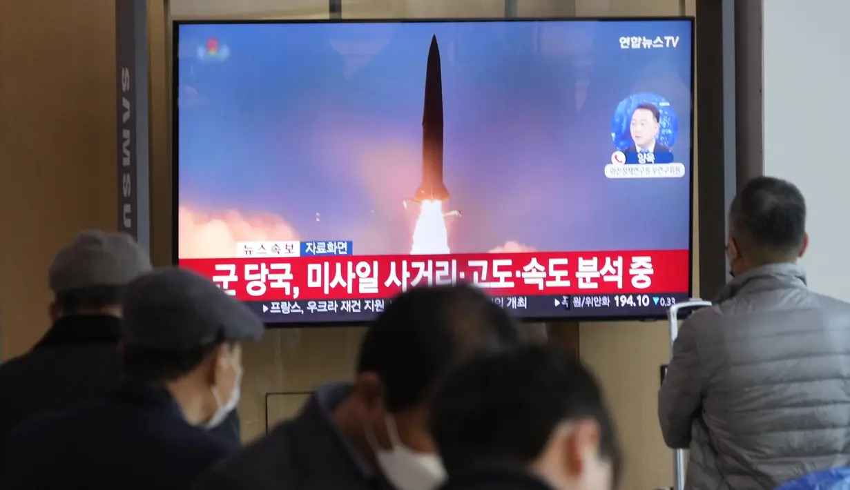 Orang-orang menonton layar televisi yang menunjukkan file gambar peluncuran rudal Korea Utara selama program berita di Stasiun Kereta Api Seoul di Seoul, Rabu (2/11/2022). Rudal balistik Korut itu dilaporkan mengarah ke Pulau Ulleungdo, terletak kurang lebih 130 km di sebelah daratan Korea Selatan, sebelum jatuh di Laut Timur atau Laut Jepang. (AP Photo/Ahn Young-joon)