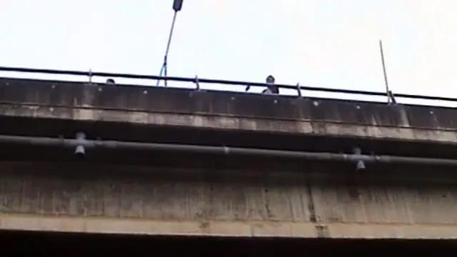 Pria Misterius Loncat dari Flyover Pasar Rebo