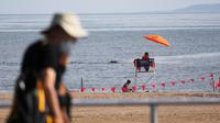 Seorang penjaga pantai terlihat sedang bertugas di sebuah pantai di Coney Island, New York City, AS, pada 1 Juli 2020. Pada Rabu (1/7), delapan pantai di New York City secara resmi dibuka untuk berenang selama jam kerja harian penjaga pantai, yakni mulai pukul 10.00 hingga 18.00. (Xinhua/Wang Ying)