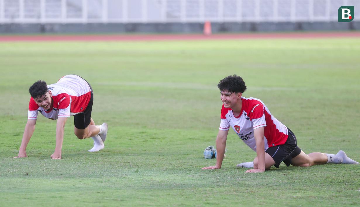 Sebagai saudara kandung, Timothy dan Mathew Baker kerap menunjukkan sisi keakraban. Bahkan, tak jarang keduanya saling bersendang gurau dengan diiringi canda tawa dalam sesi latihan Timnas Indonesia U-20. (Bola.com/M Iqbal Ichsan)