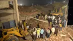 Tim SAR mencari korban di reruntuhan pabrik berlantai lima yang ambruk di Lahore, Pakistan Timur, Rabu (4/11) malam waktu setempat. Sedikitnya 16 orang tewas dan 40 luka-luka akibat kejadian tersebut. (AFP PHOTO/Arif Ali)