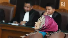 Terdakwa kasus dugaan penyebaran berita bohong Ratna Sarumpaet menjalani sidang lanjutan di PN Jakarta Selatan, Selasa (12/3). Sidang mendengarkan tanggapan JPU atas nota keberatan yang disampaikan pengacara Ratna. (Liputan6.com/Herman Zakharia)