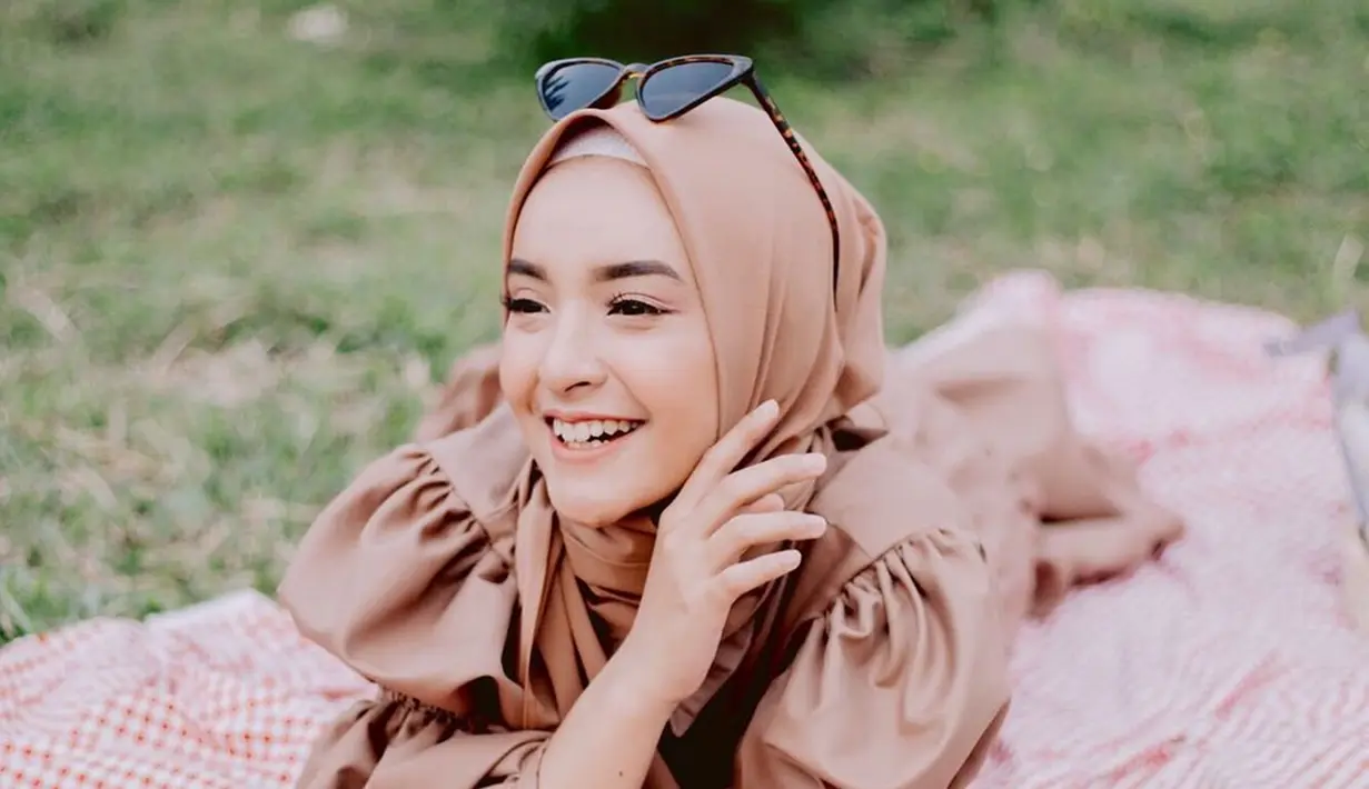 Nabila Ishma memiliki paras yang menawan. Gaya penampilannya yang terlihat kece ini bikin banyak orang terpesona. Tak heran jika netizen kerap memuji penampilan cantik Nabila Ishma di Instagram. Gaya candidnya sambil tersenyum ini mencuri perhatian. (Liputan6.com/IG/@nabilaishma)