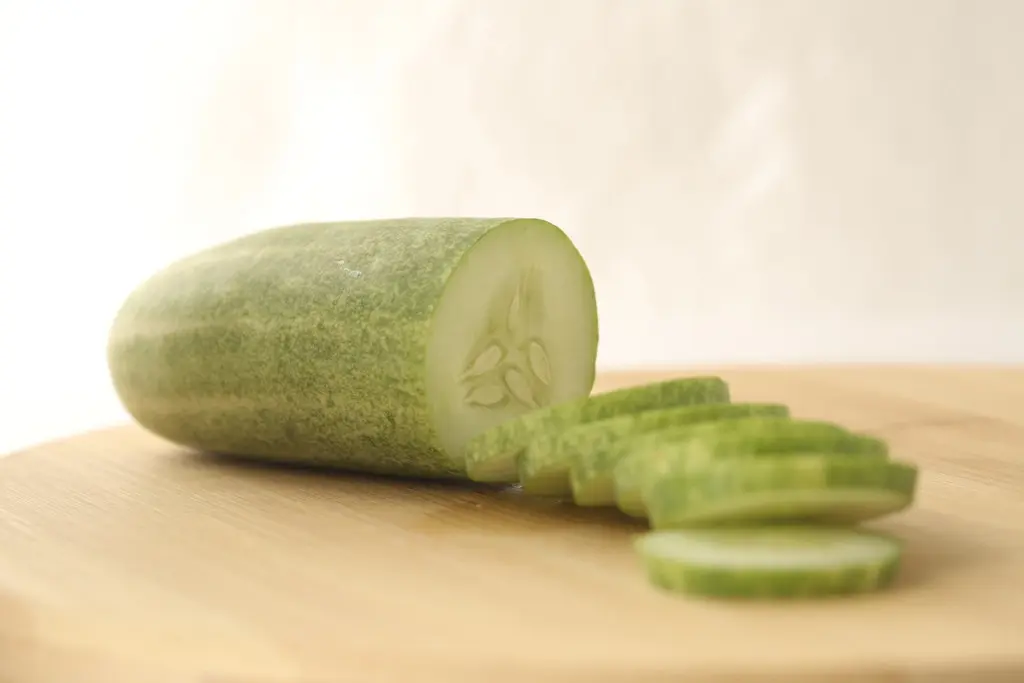 Hilangkan mata panda dengan mentimun. (Daniel Kampua/Bintang.com)