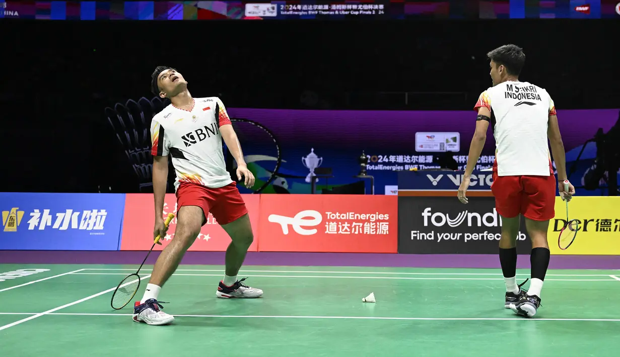 Bagas/Fikri harus menyerah dari He Ji Ting/Ren Xiang Yu dua set langsung, 11-21, 15-21. Kekalahan tersebut memupuskan harapan tim bulu tangkis putra Indonesia menyabet gelar juara Thomas Cup 2024. (AFP/Wang Zhao)