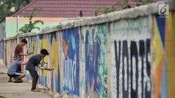 Sejumlah anak dari komunitas mural setempat saat berpatisipasi menggambar tembok yang berada di pinggir Jalan Landasan Pacu, Kemayoran, Jakarta, Rabu (11/7). (Merdeka.com/Iqbal S. Nugroho)