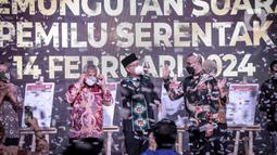 Ketua KPU RI Ilham Saputra bersama jajaran komisioner usai mencoblos surat suara sebagai telah diluncurkan Hari Pemungutan Suara Pemilu Serentak Tahun 2024 di Gedung KPU, Jakarta, Senin (14/2/2022). (Liputan6.com/Faizal Fanani)