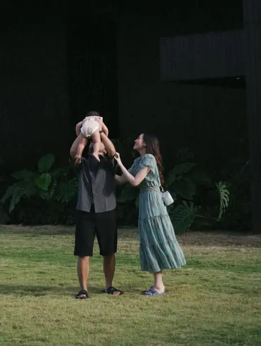 Melengkapi tampilannya dengan sandal warna keunguan serta membawa sling bag Chanel warna baby blue.[@aaliyah.massaid]