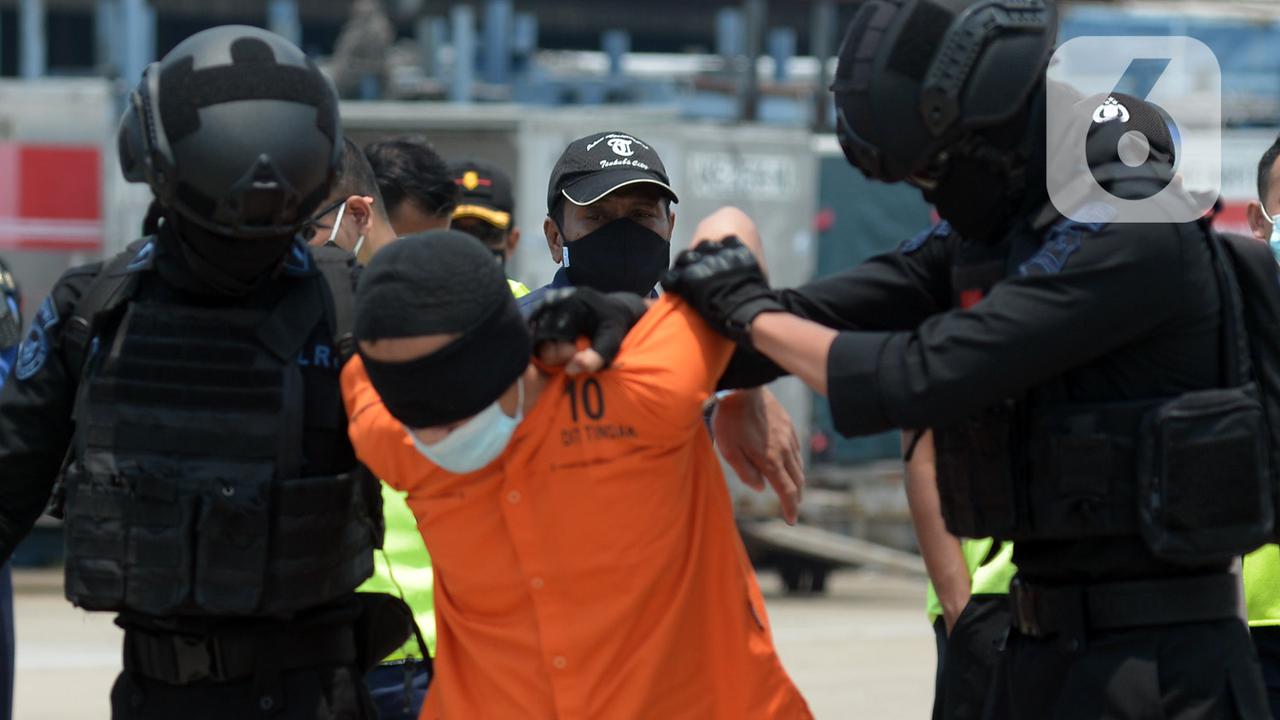 FOTO: 22 Terduga Teroris dari Jawa Timur Dipindahkan ke Jakarta