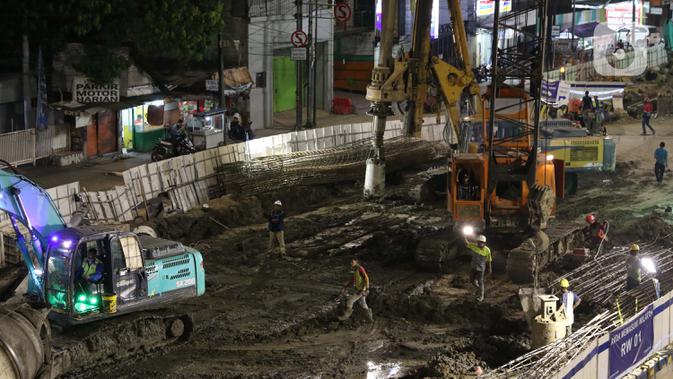 Pekerja menyelesaikan proyek pembangunan underpass Senen Extension, Jakarta, Minggu (3/5/2020). Meski dalam penerapan Pembatasan Sosial Berskala Besar (PSBB) akibat pandemi COVID-19, pengerjaan proyek yang ditargetkan selesai pada Desember 2020 tetap berjalan. (Liputan6.com/Helmi Fithriansyah)