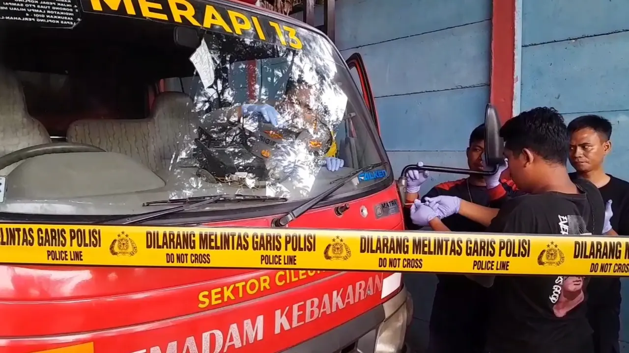Mobil Damkar Ditembak Orang Tak Dikenal
