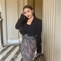 Jadi dosen praktisi di UGM, penampilan Prilly dengan setelan blazer curi perhatian. (Instagram/prillylatuconsina96).