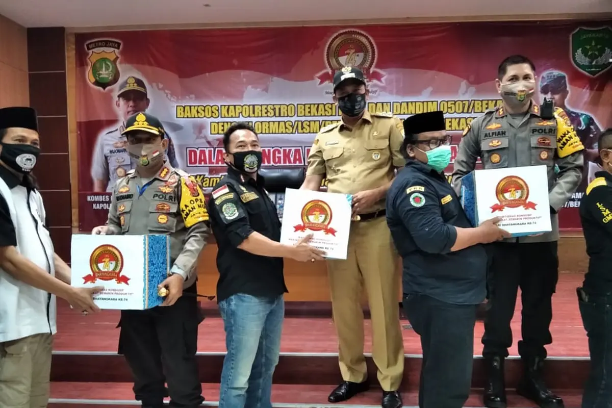 Polres Bekasi bagian bansos untuk anggota ormas (Bam Sinulingga/Liputan6.com)