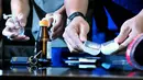 Polisi menyatakan di Jakarta, Rabu (29/10/2014), menyita dua paket kristal seberat 1,06 gram di dalam kotak kacamata saat menangkap Tessy. (Liputan6.com/Johan Tallo)