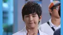 Mantan personel Infinite, Hoya mendapatkan peran dokter saat bermain dalam drama berjudul Answer Me 1997. Jika dokternya setampan ini, mungkin kita bakal betah lama-lama di rumah sakit. (Foto: koreaboo.com)